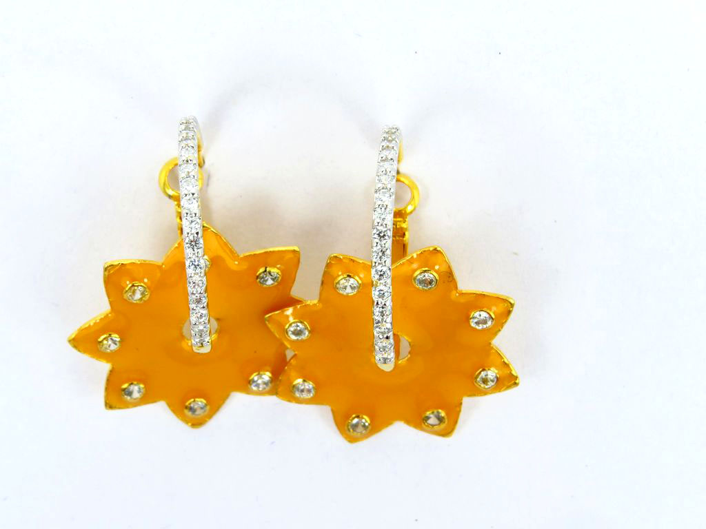 flirty hoop earrings star shape in yellow