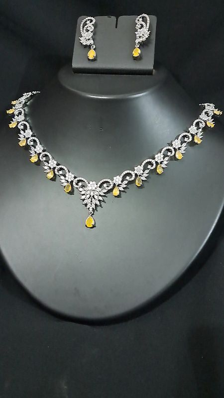 collar necklace in sparkling ad stones
